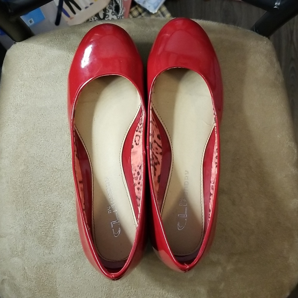 Red small wedge heel rounded toe shoe